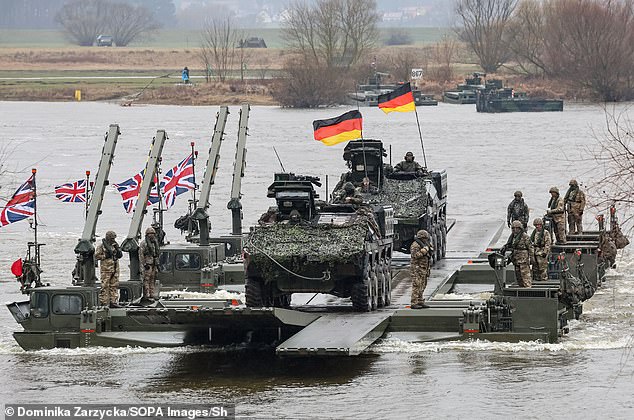 جنود ألمان وبريطانيون ينقلون الدبابات والمركبات المدرعة عبر نهر فيستولا خلال مناورة الناتو Dragon-24، وهي جزء من تمرين Steadfast Defender-24 واسع النطاق