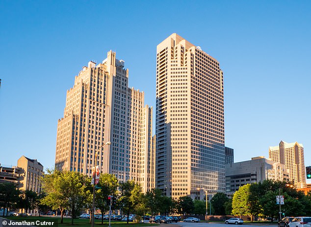 One AT&T Center (المبنى الأطول على اليمين) عبارة عن مبنى مكون من 44 طابقًا في وسط مدينة سانت لويس بولاية ميسوري في 909 شارع تشستنَت في جيتواي مول