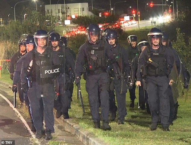 وشارك حشد غاضب من الآلاف في سلسلة من المواجهات العنيفة مع الشرطة في واكيلي، بالقرب من فيرفيلد، مساء الاثنين.  تم تصوير الضباط في مكان الحادث