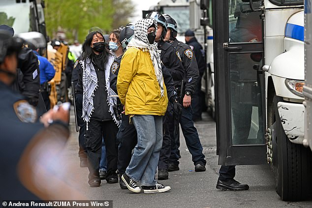 انطلقت حافلات مليئة بالمتظاهرين بينما قام الطلاب بإلقاء الإساءات على ضباط شرطة نيويورك
