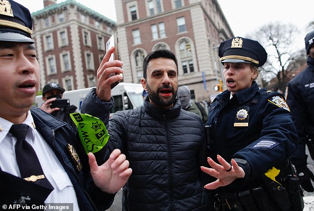 ضباط شرطة نيويورك يزيلون رجلاً أثناء مسيرة المتظاهرين المؤيدين للفلسطينيين خارج جامعة كولومبيا في مدينة نيويورك في 18 أبريل 2024