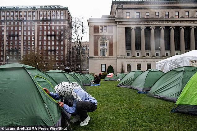 بينما كانت جامعة كولومبيا تستعد لبدء الدراسة، أقام الطلاب مخيمًا يضم حوالي 60 خيمة لمطالبة الجامعة بالانسحاب من إسرائيل