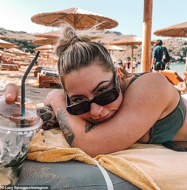 ظهرت نجمة برنامج X Factor السابقة، البالغة من العمر 32 عامًا، في بعض اللقطات المذهلة على موقع Instagram مرتدية قطعتين باللون الأخضر الكاكي بينما كانت تستمتع بأشعة الشمس مع خطيبتها، إميليا سميث