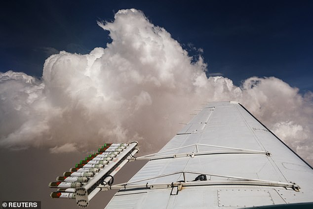 مشاعل استرطابية مثبتة على طائرة أثناء رحلة تلقيح السحب التي يديرها المركز الوطني للأرصاد الجوية، بين العين والهير، في الإمارات العربية المتحدة، 24 أغسطس 2022