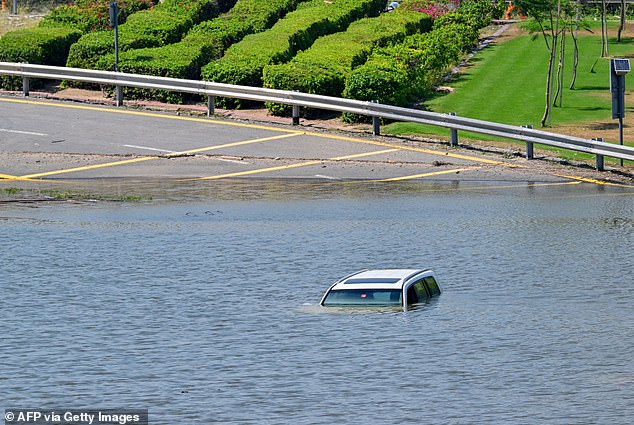 سيارة تقطعت بها السبل في شارع غمرته المياه في دبي بعد هطول أمطار غزيرة في 18 أبريل 2024