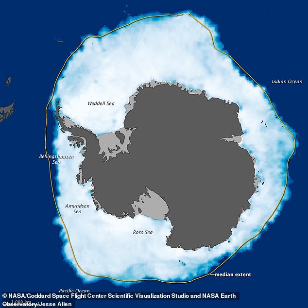 صورة للقارة القطبية الجنوبية تفرق بين كتلة اليابسة (الرمادي الداكن)، والأرفف الجليدية (الرمادي الفاتح)، والجليد البحري (الأبيض).  يقع جرف روس الجليدي، وهو أكبر جرف جليدي في القارة القطبية الجنوبية، في الجنوب
