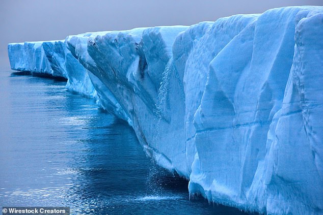 إن جرف روس الجليدي (في الصورة) عبارة عن حافة جليدية عائمة تمتد فوق المحيط.  يهتم العلماء بالتفاعلات بين الرفوف الجليدية والتيارات الجليدية جزئيًا لأنهم قلقون بشأن استقرار الرفوف الجليدية في القارة القطبية الجنوبية في عالم يزداد حرارة