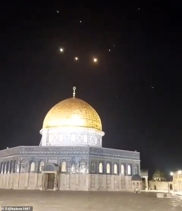 آثار الصواريخ تظهر في سماء المسجد الأقصى بالقدس مع تصدي الدفاعات الجوية للصواريخ الإيرانية