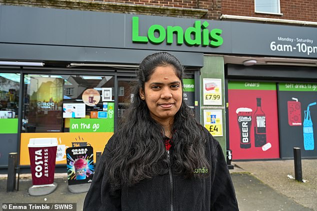 قالت العاملة في لندن، يامونا راماكريشنان، 21 عامًا، إن المتجر الذي تعمل فيه يعاني من اللصوص بشكل يومي