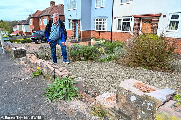 تم تصوير عضو مجلس دودلي، تيم كرومبتون، الذي يمثل حي ولسكوت، بجوار الجدار خارج منزل على طريق وورتون دمره الشباب