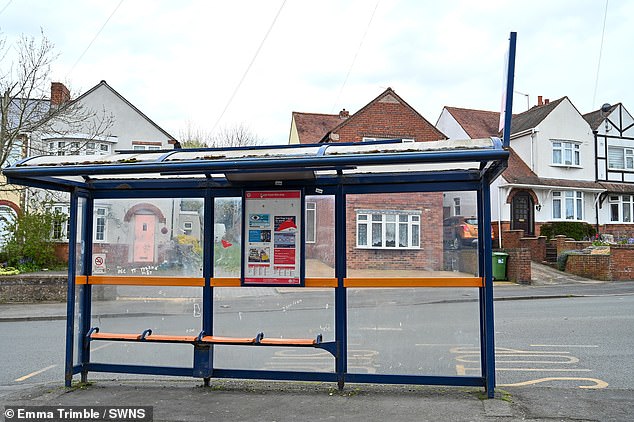 في الصورة محطة للحافلات في Wynall Lane والتي يقال إن عصابات من الشباب المتوحشين تسلقوا فوقها