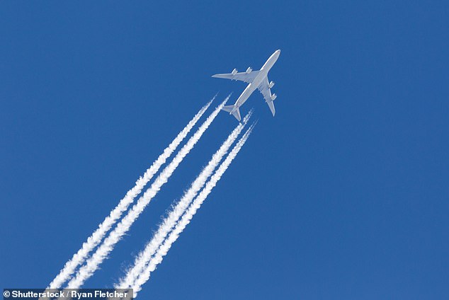 يعد تلوث شركات الطيران مثيرًا للقلق بشكل خاص لأنه يتم إطلاقه عاليًا في الغلاف الجوي، لكن إنتاج البلاستيك ينتج 2.5 ضعف انبعاثات ثاني أكسيد الكربون المكافئة.