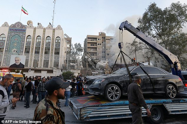 الأضرار الناجمة عن غارة جوية أصابت مبنى بالقرب من السفارة الإيرانية في دمشق.  بدأت حرب الظل الأخيرة في الأول من أبريل/نيسان عندما دمر صاروخ إسرائيلي القنصلية الإيرانية في دمشق، سوريا، مما أسفر عن مقتل سبعة أشخاص على الأقل، بينهم شخصيات عسكرية بارزة.