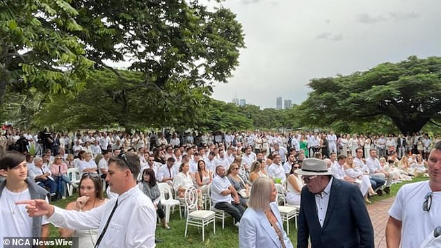 ارتدى معظم المشيعين اللون الأبيض في النصب التذكاري العام الذي أقيم في نيو فارم بارك في بريسبان