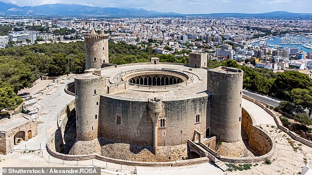 تقع قلعة كاستل دي بيلفر، وهي القلعة المستديرة الوحيدة في إسبانيا، على قمة تلة إلى الغرب من المدينة
