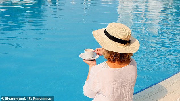 سيساعدك تناول قهوتك الصباحية في حمام السباحة على تسهيل انتقالك إلى المنطقة الزمنية الجديدة