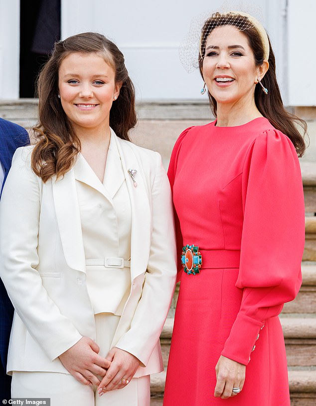 صورة للملكة ماري مع ابنتها الأميرة إيزابيلا في 30 أبريل 2022