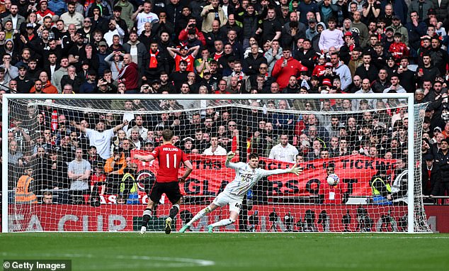 قاد راسموس هوجلوند مانشستر يونايتد إلى نهائي كأس الاتحاد الإنجليزي بعد مباراة مثيرة في نصف النهائي على ملعب ويمبلي.