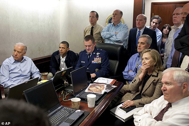 أوباما وحكومته يراقبون مقتل أسامة بن لادن في عام 2011. وقام خجول بتنسيق استراتيجية الحكومة الأمريكية لمكافحة الإرهابيين من تنظيم القاعدة وطالبان.