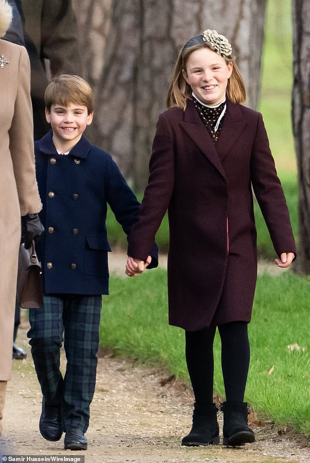 تعاونت ميا تيندال مع الأمير لويس وعائلته في مسيرة عيد الميلاد لحضور خدمة صباح عيد الميلاد في ساندرينجهام في عام 2023