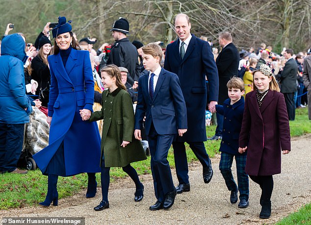كان الأمير لويس يرتدي معطفاً أنيقاً وسروالاً من الترتان وهو ممسك بيد والده وميا