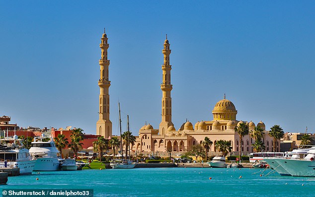 في الصورة: مسجد الميناء بجوار الميناء في الغردقة