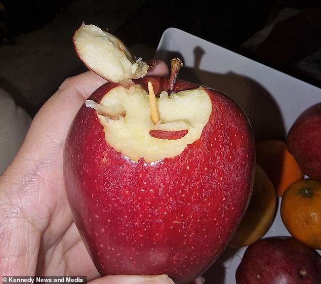 ادعت أم لأربعة أطفال أنها اكتشفت ما يبدو أنه أعواد أسنان حادة داخل التفاحة الحمراء (في الصورة)