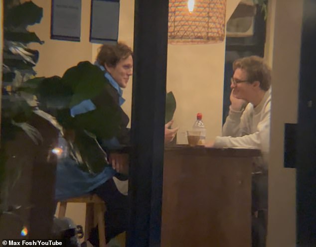 التقط المحقق الرئيسي صورًا لماكس وهو يتناول القهوة مع الأصدقاء ويخرج لتناول طعام الغداء ويلتقي بوكيله