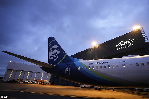 طائرة تابعة لشركة Alaska Airlines Boeing 737 Max 9 تنتظر التفتيش في حظيرة الشركة في مطار سياتل تاكوما الدولي