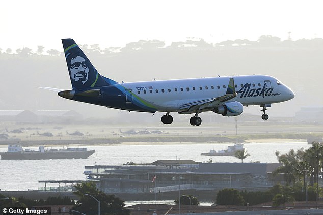 تقترب طائرة Alaska SkyWest Embraer E175LR من مطار سان دييغو الدولي للهبوط على متن رحلة جوية من سان فرانسيسكو في 12 مارس 2024
