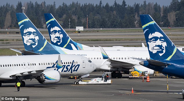 طائرة تابعة لشركة Alaska Airlines Boeing 737 MAX 9 تتراجع عن المحطة في مطار سياتل تاكوما الدولي في 25 مارس 2024