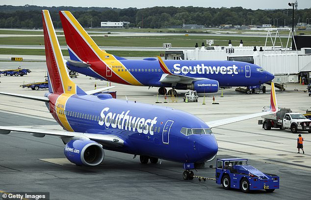 طائرة تابعة لشركة طيران ساوث ويست تنطلق من بوابة في مطار بالتيمور واشنطن الدولي ثورغود مارشال في 11 أكتوبر 2021
