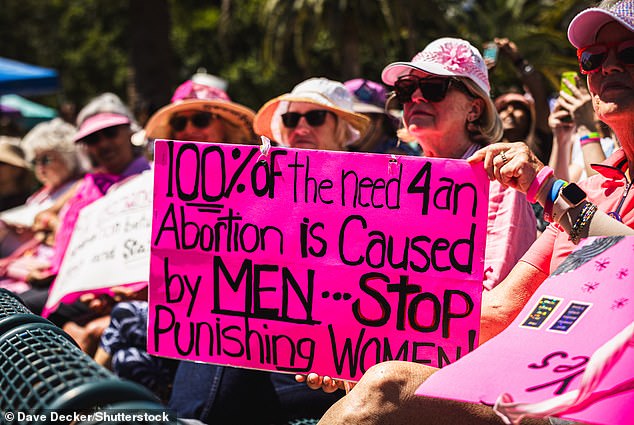 الآلاف من الناشطين والحلفاء المؤيدين لحق الاختيار يتجمعون في أورلاندو بولاية فلوريدا للاحتجاج على حظر الإجهاض في الولاية
