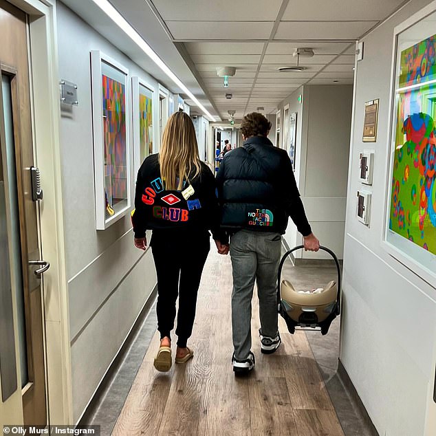وقام الزوجان بتحميل صورة وهما يغادران المستشفى حيث كشفا عن أنهما رحبا بطفلة