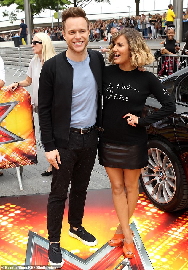 كانت للمغني علاقة صداقة وثيقة مع كارولين بعد أن قدموا The Xtra Factor معًا، وقد أدى في ختام الحدث على مدار العامين الماضيين (في الصورة عام 2015)