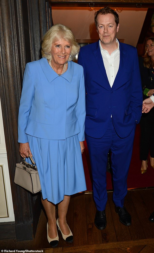 تم تصوير توم مع والدته كاميلا باركر بولز في عام 2018