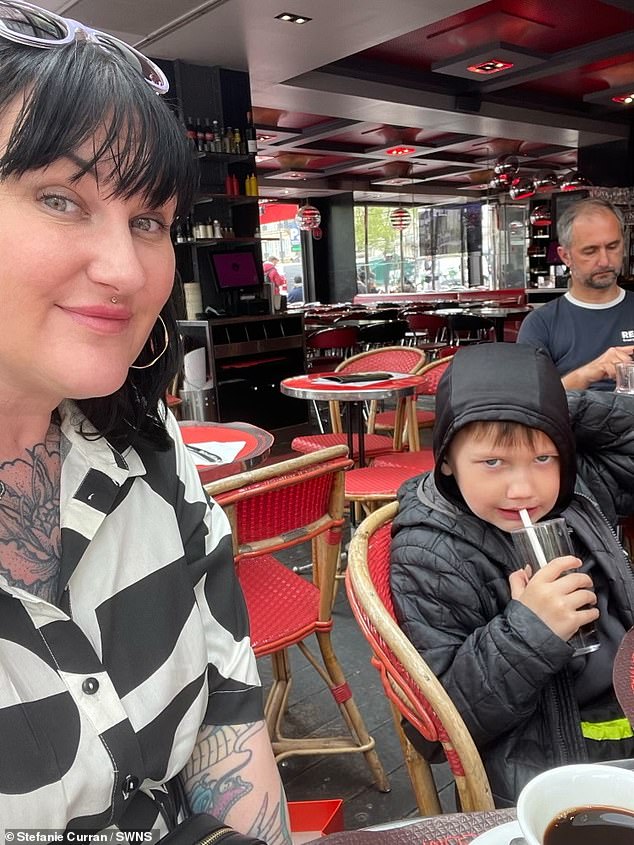 أخذت ستيفاني كوران، 40 عامًا، ابنيها برودي، 11 عامًا، وروميو، سبعة أعوام، إلى فرنسا بعد عدم وجود ما يكفي من المال للهروب لمدة أسبوع.