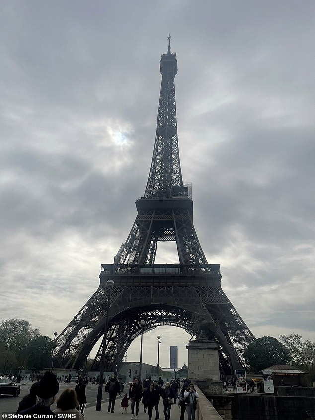 طارت ستيفاني من مطار بريستول في الساعة 7.15 صباحًا في أبريل ووصلت إلى باريس في الساعة 9.30 صباحًا، قبل أن تستقل سيارة أجرة مباشرة إلى برج إيفل - بتكلفة 73 يورو.