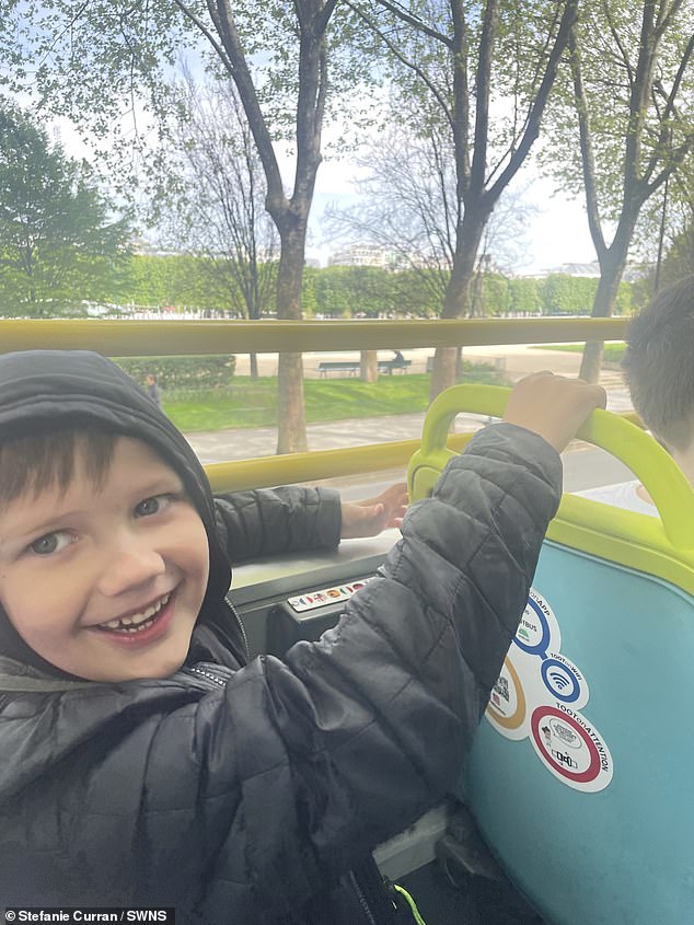 روميو، 7 سنوات، يستمتع بمناظر باريس من حافلة مفتوحة.  سافرت العائلة عبر المدينة عبر حافلة مشاهدة المعالم السياحية Tootbus بسعر إجمالي قدره 83 يورو