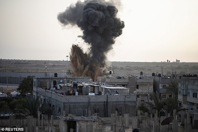 الدخان يتصاعد بعد الغارات الإسرائيلية، وسط الصراع المستمر بين إسرائيل وحركة حماس الإسلامية الفلسطينية