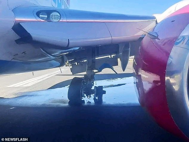 تظهر الصور الأقرب أن العجلة بدون إطار.  لاحظ موظفو السلامة في مطار أور تامبو الدولي في جوهانسبرغ، جنوب أفريقيا، أن طائرة FlySafair قد دمرت هيكلها السفلي عند إقلاعها في 21 أبريل.