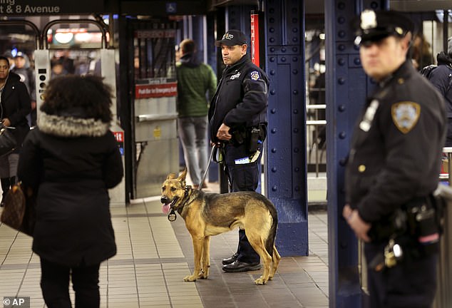 في الصورة: ضباط الشرطة يقومون بدورية في الممر الذي يربط محطة حافلات هيئة ميناء مدينة نيويورك ومحطة مترو أنفاق تايمز سكوير