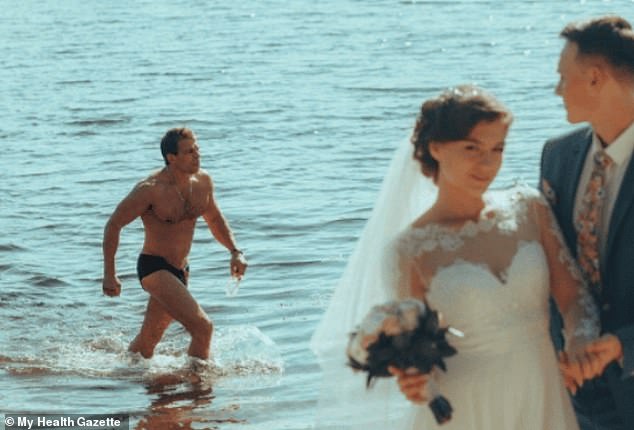 التقط زوجان سعيدان الصور الفوتوغرافية على الشاطئ، لكن أحد السباحين قام بإلقاء الضوء على تلك اللحظة الخاصة