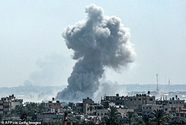 عمود من الدخان يتصاعد بعد القصف الإسرائيلي شمال النصيرات وسط قطاع غزة في 23 أبريل 2024