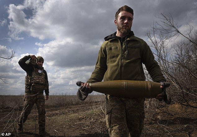 يحمل الجنود الأوكرانيون قذائف لإطلاق النار على المواقع الروسية على خط المواجهة - وسيحصلون الآن على ضخ مليارات الدولارات في جهودهم بفضل الكونجرس