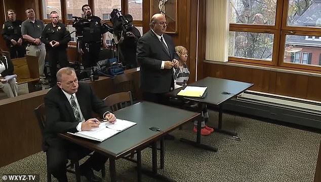أبلغ المدعي العام جيف يوركي (في الصورة على اليسار) المحكمة أن تشيدستر لديها تاريخ من تعاطي المخدرات، وهو ما أكده أصدقاؤها وعائلتها، دعمًا للسندات البالغة 1.5 مليون دولار.