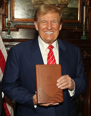 الرئيس السابق دونالد ترامب، الذي كان في المحكمة يوم الثلاثاء، يحمل الكتاب المقدس الذي يبيعه مقابل 60 دولارًا