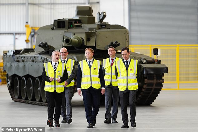 أصر السيد شابس (في الصورة في المنتصف أمام دبابة تشالنجر 3 الجديدة) على أن الحكومة تطلق النار على القاعدة الصناعية الدفاعية في المملكة المتحدة و