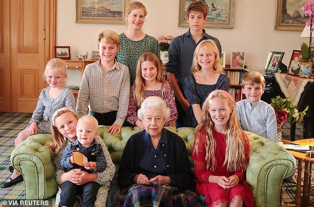 ارتداها الأمير جورج في صورة مع الملكة الراحلة وأحفادها تم التقاطها في بالمورال، اسكتلندا