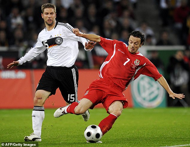 أعلن لاعب خط الوسط الألماني السابق توماس هيتزلسبرجر (يسار) عن مثليته بعد عام من اعتزاله